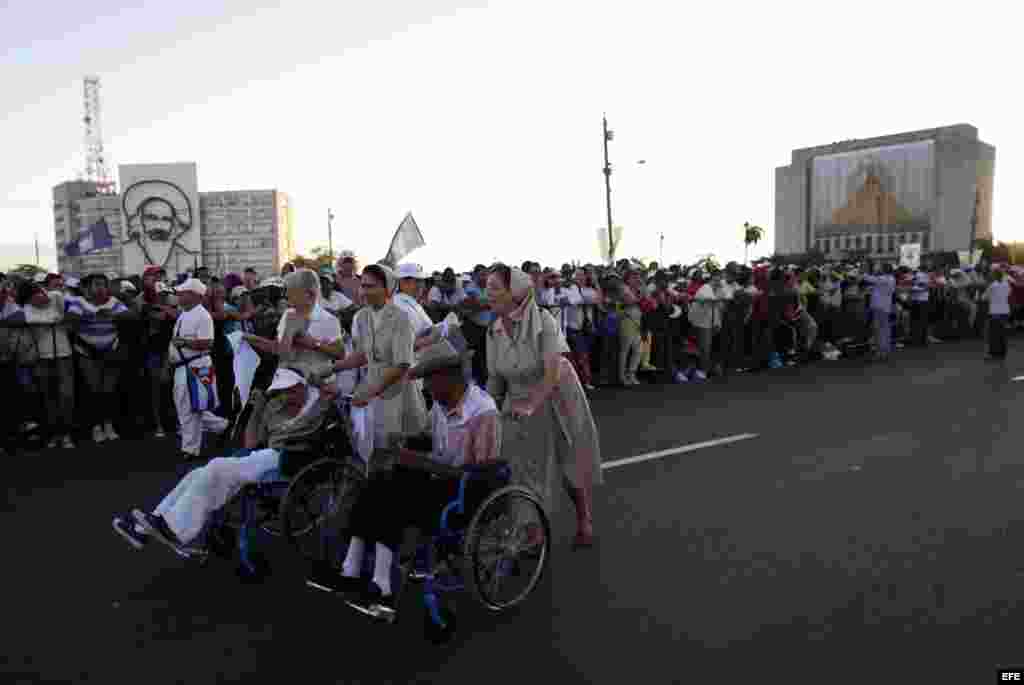 Cientos de personas se congregan hoy, miércoles 28 de marzo de 2012, en la Plaza de la Revolución José Martí, en La Habana.