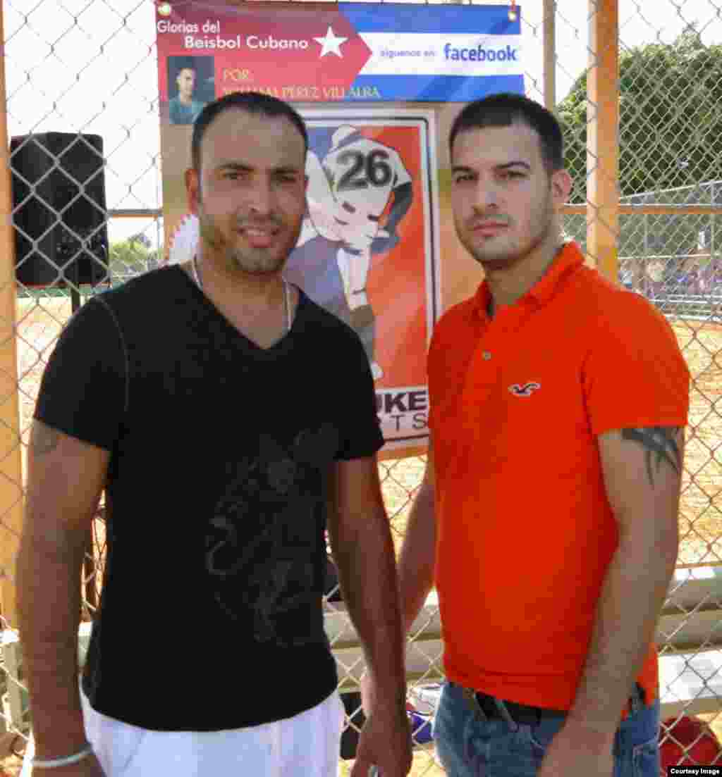William Pérez con el pelotero cubano de gandes Ligas Rey Ordoñez. Cortesía de Glorias del béisbol cubano.